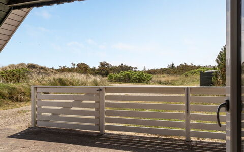 Alleta - 600M from the Sea: Struik, Stedelijk Ontwerp, Groundcover, Steen, Appartement, Landgoed, Metselwerk, Balkon, Landscaping