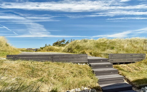 Gundine - from the Sea: Struik, Stedelijk Ontwerp, Groundcover, Steen, Appartement, Landgoed, Metselwerk, Balkon, Landscaping