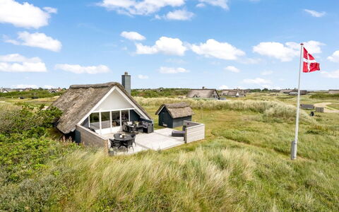 Hen - 400M from the Sea: Verblijf, Huis, Huis, Dak, Veranda, Landgoed, Siding, Garden Gebouwen, Boerderij, Werf