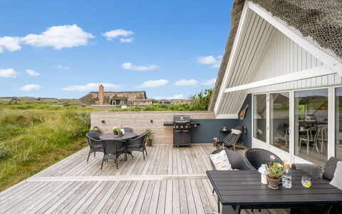Hen - 400M from the Sea: Verblijf, Huis, Huis, Dak, Veranda, Landgoed, Siding, Garden Gebouwen, Boerderij, Werf