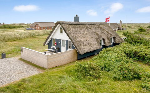 Hen - 400M from the Sea: Verblijf, Huis, Huis, Dak, Veranda, Landgoed, Siding, Garden Gebouwen, Boerderij, Werf
