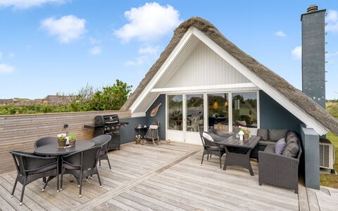 Hen - 400M from the Sea: Verblijf, Huis, Huis, Dak, Veranda, Landgoed, Siding, Garden Gebouwen, Boerderij, Werf