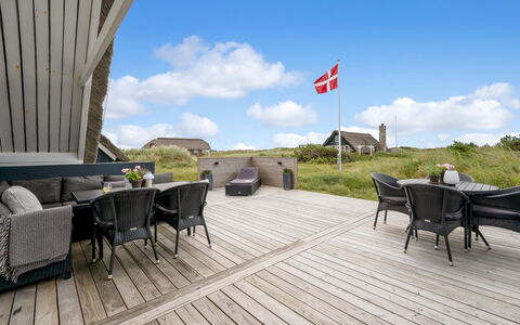 Hen - 400M from the Sea: Verblijf, Huis, Huis, Dak, Veranda, Landgoed, Siding, Garden Gebouwen, Boerderij, Werf