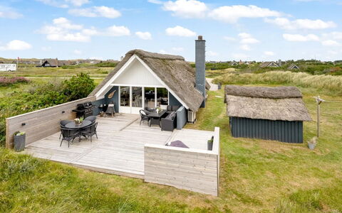 Hen - 400M from the Sea: Verblijf, Huis, Huis, Dak, Veranda, Landgoed, Siding, Garden Gebouwen, Boerderij, Werf