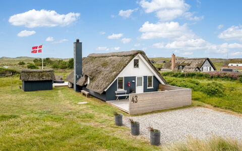 Hen - 400M from the Sea: Verblijf, Huis, Huis, Dak, Veranda, Landgoed, Siding, Garden Gebouwen, Boerderij, Werf