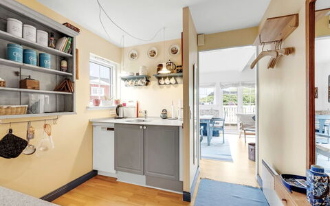 Jannike - 100M from the Sea: Meubilair, Interieur Ontwerp, Flooring, Plafond, Verdieping, Hout, Kamer, Cabinetry, Keuken, Verlichting