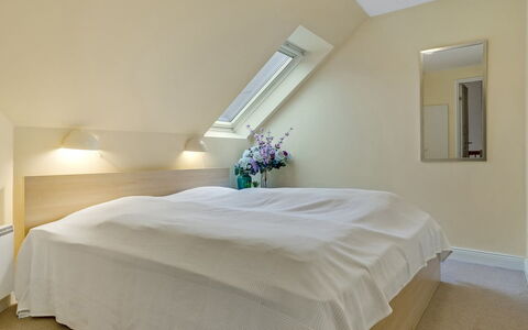 Jannike - 100M from the Sea: Interieur Ontwerp, Flooring, Slaapkamer, Plafond, Bed, Hout, Verdieping, Meubilair, Kamer, Textiel
