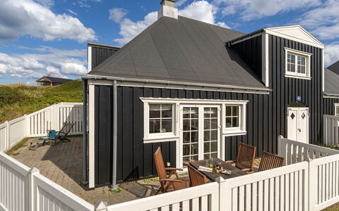 Jannike - 100M from the Sea: Hout, Dak, Huis, Verblijf, Huis, Siding, Deur, Schuifraam, Veranda, Hardwood