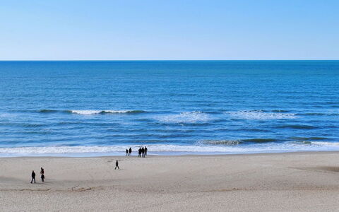 Jannike - 100M from the Sea: Blauw, Water, Zwemwater, Strand, Natuurlijke Omgeving, Horizon, Zee, Kust