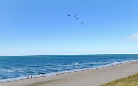 Jannike - 100M from the Sea: Blauw, Water, Strand, Zwemwater, Watervoorraden, Dag, Natuurlijke Omgeving, Horizon, Kust, Zee