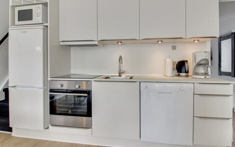 Pavlinka - 200M from the Sea: Toestel Van De Keuken, Keuken, Countertop, Major Appliance, Cabinetry, Huishoudapparatuur, Interieur Ontwerp, Flooring, Fornuis, Meubilair