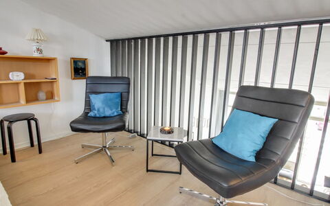 Pavlinka - 200M from the Sea: Meubilair, Interieur Ontwerp, Flooring, Verdieping, Hout, Verlichting, Kamer, Woonkamer, Stoel, Huis