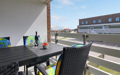 Pavlinka - 200M from the Sea: Appartement, Balkon, Stedelijk Ontwerp, Samengesteld Materiaal, Condominium, Leuning, Buitenmeubels, Beits, Stoel, Veranda