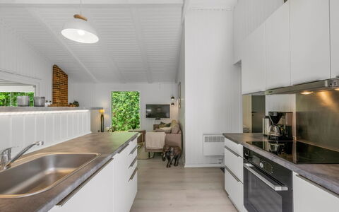 Fredger - 1.8Km from the Sea: Keuken, Countertop, Interieur Ontwerp, Toestel Van De Keuken, Flooring, Hout, Plafond, Major Appliance, Meubilair, Verdieping