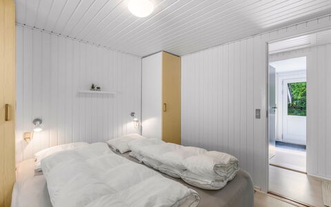 Fredger - 1.8Km from the Sea: Hout, Plafond, Slaapkamer, Interieur Ontwerp, Flooring, Verdieping, Bed, Huis, Bedding, Laken