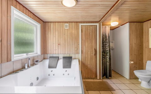 Fredger - 1.8Km from the Sea: Flooring, Verdieping, Interieur Ontwerp, Loodgieterswerkinrichting, Hout, Plafond, Bad, Badkamer, Kamer, Loodgieter
