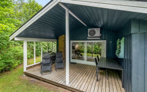 Fredger - 1.8Km from the Sea: Veranda, Verblijf, Huis, Siding, Dak, Deur, Garden Gebouwen, Schuur, Schaduw, Landgoed