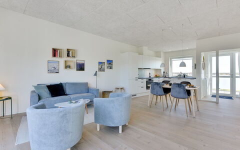Aiana - 250M from the Sea: Flooring, Plafond, Verdieping, Interieur Ontwerp, Meubilair, Kamer, Stoel, Appartement, Houten Vloer, Woonkamer