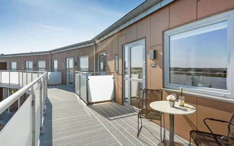 Aiana - 250M from the Sea: Verdieping, Samengesteld Materiaal, Appartement, Beits, Hardwood, Glas, Balkon, Daylighting, Houten Vloer, Aluminium