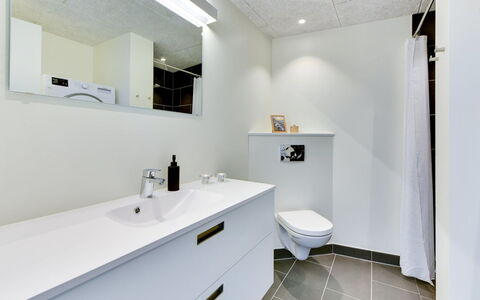 Aiana - 250M from the Sea: Flooring, Verdieping, Interieur Ontwerp, Loodgieterswerkinrichting, Badkamerkast, Plafond, Wastafel In De Badkamer, Badkamer, Loodgieter, Wastafel