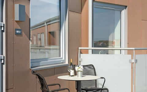 Aiana - 250M from the Sea: Verdieping, Samengesteld Materiaal, Appartement, Glas, Metaal, Beits, Balkon, Hardwood, Aluminium, Daylighting