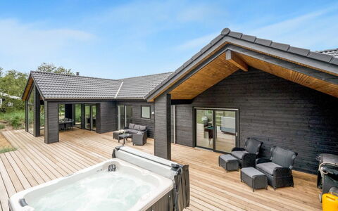 Edmond - 995M from the Sea: Verblijf, Dek, Siding, Plank, Hardwood, Zwembad, Toevlucht, Blokhut, Garden Gebouwen, Eco Hotel