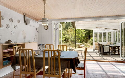 Mirva - 800M to the Fjord: Meubilair, Interieur Ontwerp, Hout, Plafond, Flooring, Verdieping, Keuken En Eettafel, Stoel, Lichte Inrichting, Eetkamer