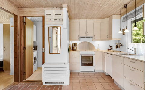 Mirva - 800M to the Fjord: Keuken, Flooring, Countertop, Toestel Van De Keuken, Interieur Ontwerp, Meubilair, Hout, Cabinetry, Major Appliance, Verdieping