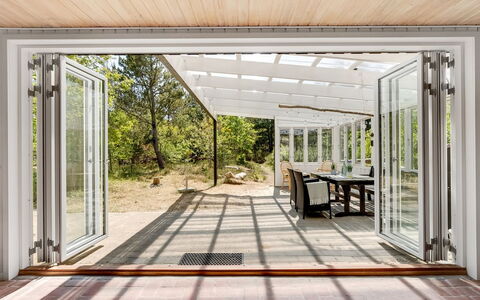 Mirva - 800M to the Fjord: Hout, Deur, Veranda, Plafond, Bloempot, Garden Gebouwen, Dek, Hardwood, Houten Vloer, Kamerplant