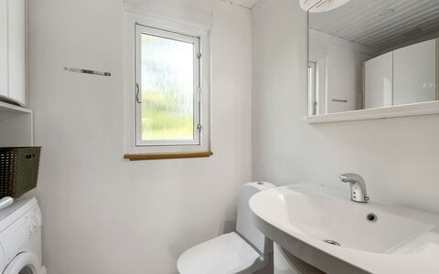 Mirva - 800M to the Fjord: Muur, Loodgieterswerkinrichting, Flooring, Hout, Verdieping, Toilet, Wc Bril, Badkamer, Wastafel, Wastafel In De Badkamer