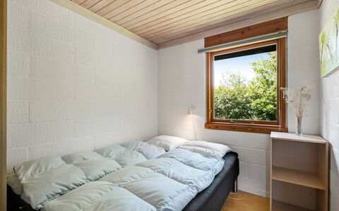 Mirva - 800M to the Fjord: Muur, Hout, Interieur Ontwerp, Flooring, Slaapkamer, Plafond, Verdieping, Bed, Kamer, Laken