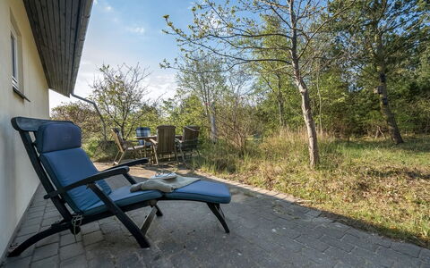 Mirva - 800M to the Fjord: Meubilair, Buitenmeubels, Stoel, Zonlicht, Schaduw, Tuin, Landscaping, Ligstoel, Backyard, Eco Hotel