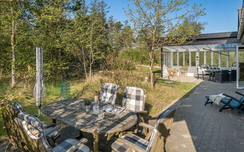 Mirva - 800M to the Fjord: Gras, Struik, Land Lot, Tuin, Schaduw, Huis, Groundcover, Verblijf, Backyard