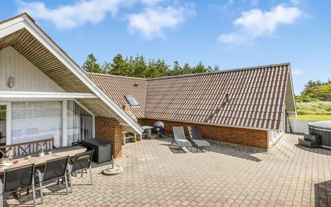 Tuomi - 900M from the Sea: Verblijf, Huis, Huis, Dak, Veranda, Landgoed, Siding, Garden Gebouwen, Boerderij, Werf
