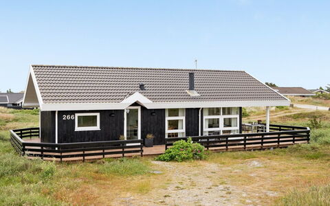 Fejzo - 700M to the Fjord: Meubilair, Interieur Ontwerp, Stoel, Flooring, Tafel, Toevlucht, Verdieping, Plafond, Kamer, Eco Hotel