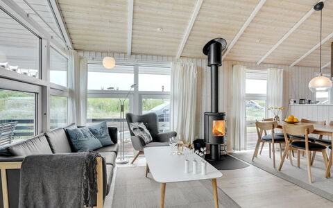 Fejzo - 700M to the Fjord: Meubilair, Interieur Ontwerp, Stoel, Flooring, Tafel, Toevlucht, Verdieping, Plafond, Kamer, Eco Hotel