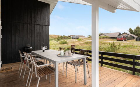 Fejzo - 700M to the Fjord: Meubilair, Interieur Ontwerp, Stoel, Flooring, Tafel, Toevlucht, Verdieping, Plafond, Kamer, Eco Hotel