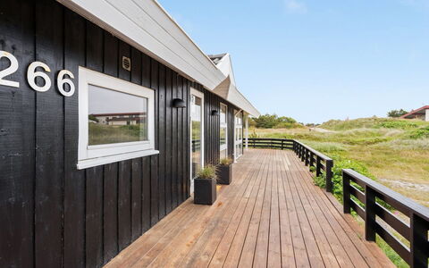 Fejzo - 700M to the Fjord: Meubilair, Interieur Ontwerp, Stoel, Flooring, Tafel, Toevlucht, Verdieping, Plafond, Kamer, Eco Hotel