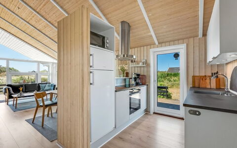 Fejzo - 700M to the Fjord: Meubilair, Interieur Ontwerp, Stoel, Flooring, Tafel, Toevlucht, Verdieping, Plafond, Kamer, Eco Hotel