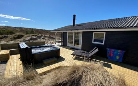 Martti - from the Sea: Gras, Huis, Dak, Huis, Verblijf, Struik, Land Lot, Landelijk Gebied, Boerderij, Groundcover