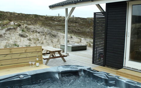Martti - from the Sea: Gras, Huis, Dak, Huis, Verblijf, Struik, Land Lot, Landelijk Gebied, Boerderij, Groundcover