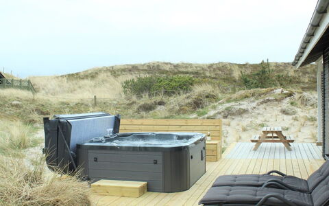 Martti - from the Sea: Gras, Huis, Dak, Huis, Verblijf, Struik, Land Lot, Landelijk Gebied, Boerderij, Groundcover
