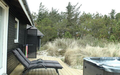 Martti - from the Sea: Gras, Huis, Dak, Huis, Verblijf, Struik, Land Lot, Landelijk Gebied, Boerderij, Groundcover