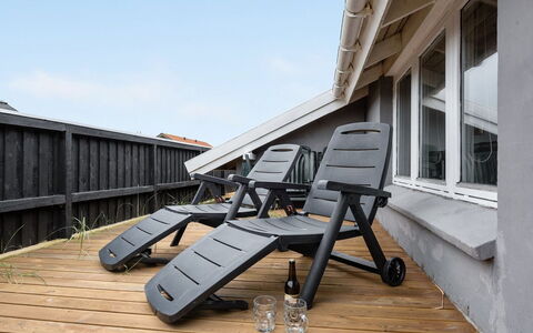 Solbritt - 330M to the Fjord: Struik, Stedelijk Ontwerp, Groundcover, Steen, Appartement, Landgoed, Metselwerk, Balkon, Landscaping