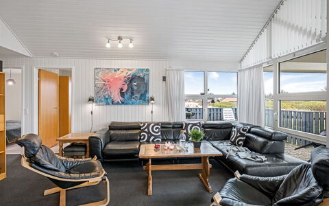 Gottfreda - 330M to the Fjord: Interieur Ontwerp, Meubilair, Flooring, Plafond, Verdieping, Bankstel, Woonkamer, Houten Vloer, Appartement, Kamer