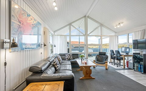 Gottfreda - 330M to the Fjord: Plafond, Huis, Interieur Ontwerp, Verblijf, Bankstel, Woonkamer, Lichte Inrichting, Hardwood