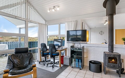 Gottfreda - 330M to the Fjord: Plafond, Interieur Ontwerp, Verdieping, Flooring, Meubilair, Huis, Kamer, Woonkamer, Stoel, Appartement