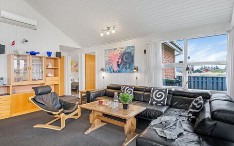 Gottfreda - 330M to the Fjord: Hout, Huis, Plafond, Meubilair, Appartement, Woonkamer, Bankstel, Hardwood, Houten Vloer