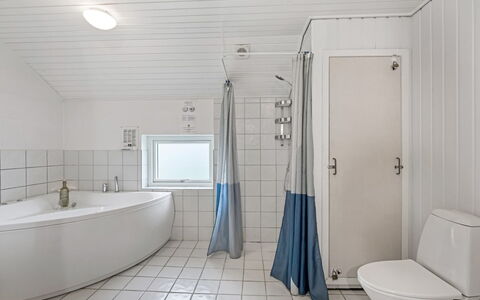 Gottfreda - 330M to the Fjord: Loodgieterswerkinrichting, Flooring, Verdieping, Badkamer, Interieur Ontwerp, Plafond, Loodgieter, Tegel, Samengesteld Materiaal, Kraan