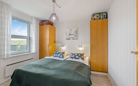 Gottfreda - 330M to the Fjord: Slaapkamer, Bed, Hout, Laken, Interieur Ontwerp, Bedding, Plafond, Verdieping, Flooring, Bed Frame